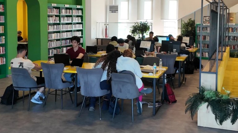 Çayırovalı gençler kitap kahvelerde sınava hazırlanıyor