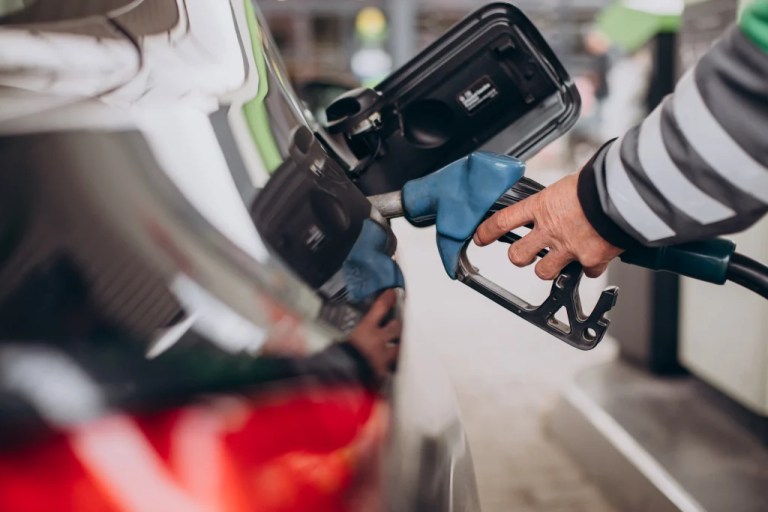 Benzin ve motorine yeni zamlar geldi