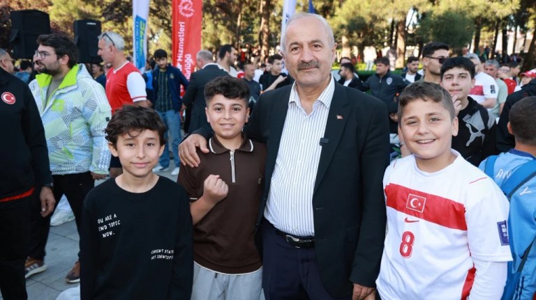 Gebze’de Milli Maç Coşkusu Meydanı Sardı