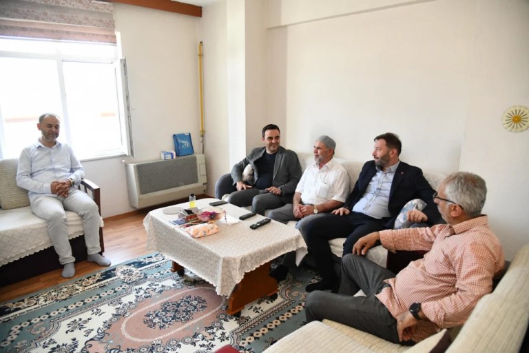 Başkan Özlü hacıların sevincine ortak oldu