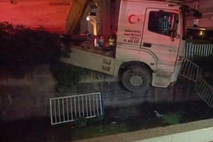 Yarımca’da TIR kanala düştü!