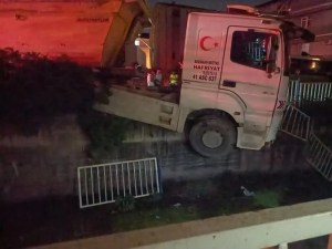 Yarımca’da TIR kanala düştü!