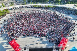 İzmit’te milli maç için erken saatte meydan doldu