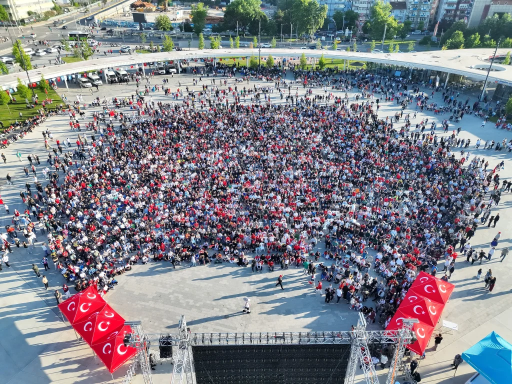 İzmit’te milli maç için erken saatte meydan doldu