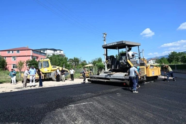 Kartepe’de asfalt seferberliği sürüyor