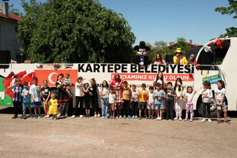Kartepe’de bayram coşkusu mahallelere yayıldı