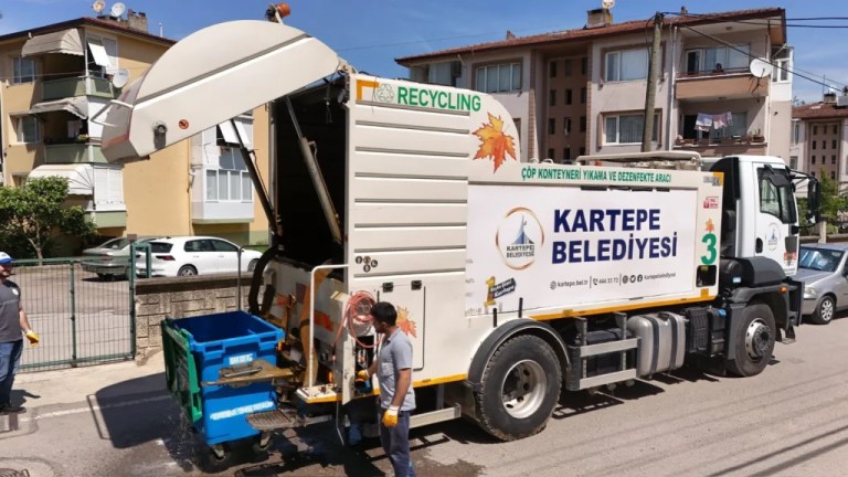 Kartepe’de bayram sonrası temizlik hızlandı
