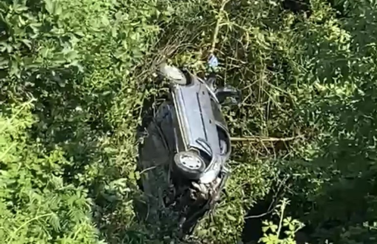 Uçuruma yuvarlanan sürücü kurtarıldı!