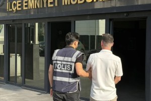 8 yıl hapis cezalı uyuşturucu hükümlüsü kıskıvrak yakalandı!