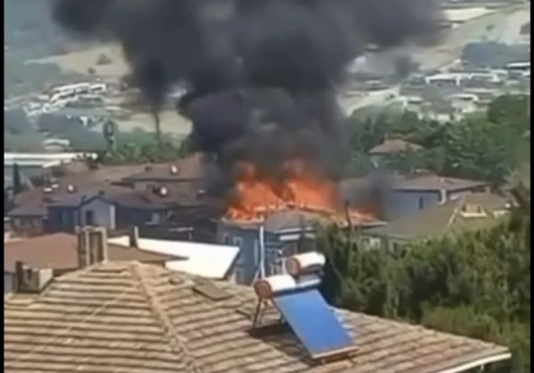 Gebze’de çatı yangını!