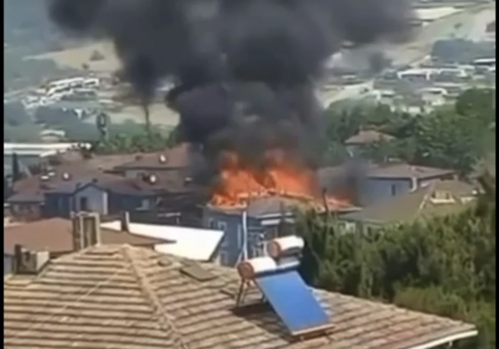 Gebze’de çatı yangını!