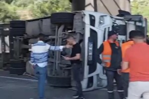 D100 Tavşancıl’da tır devrildi!