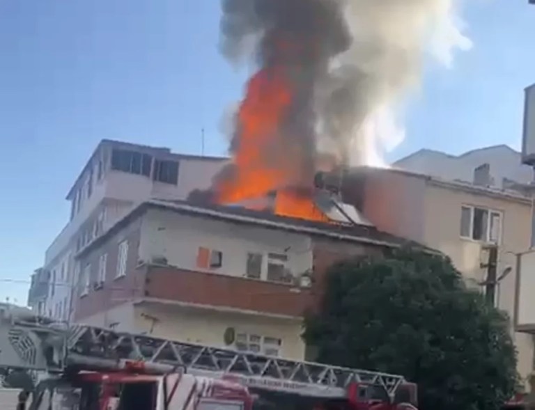Gebze’de Çatı Yangını Paniği!