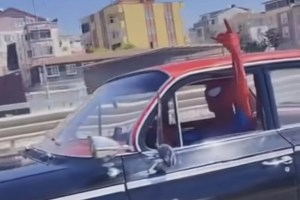 Örümcek Adam D-100’de trafiğe çıktı!