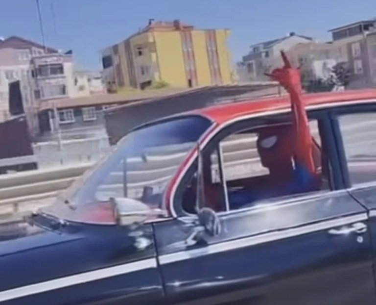 Örümcek Adam D-100’de trafiğe çıktı!