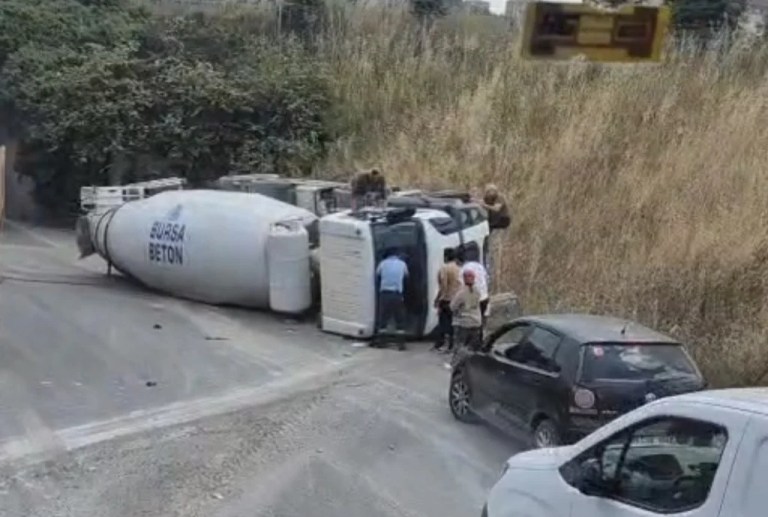 Gebze’de beton mikseri devrildi!