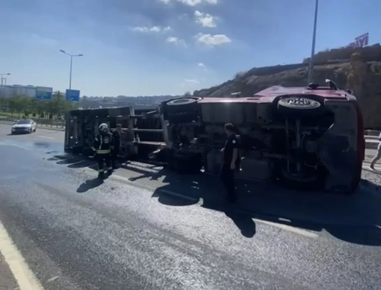 TEM Otoyolu’nda konteyner tır devrildi!