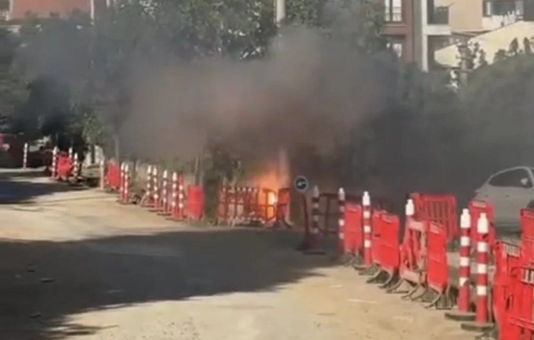 Darıca’da elektrik direği alev aldı!