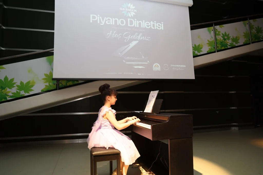 GESMEK piyano dinletisi beğeni topladı