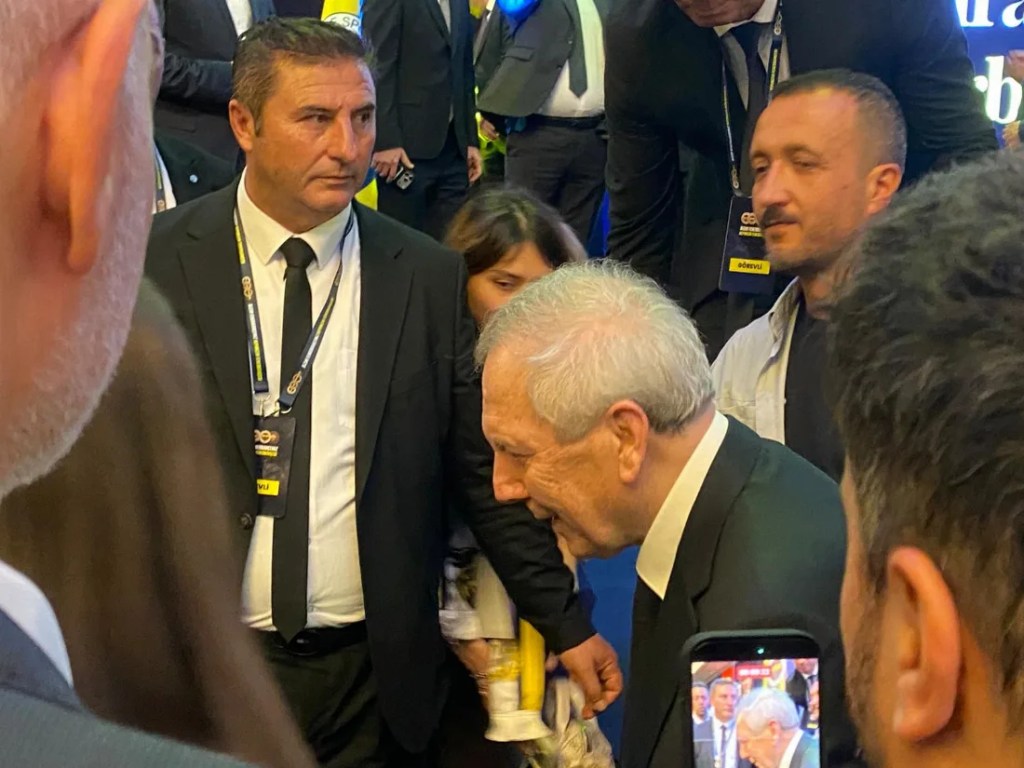 Aziz Yıldırım: Fenerbahçe'yi Zafere Taşıyacağız