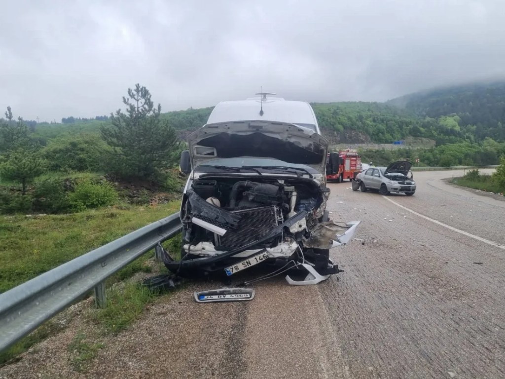 Safranbolu'da minibüs kazası: 6 yaralı!