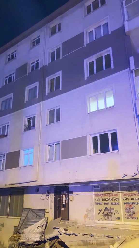 Avcılar'da 5 katlı bina tahliye edildi!