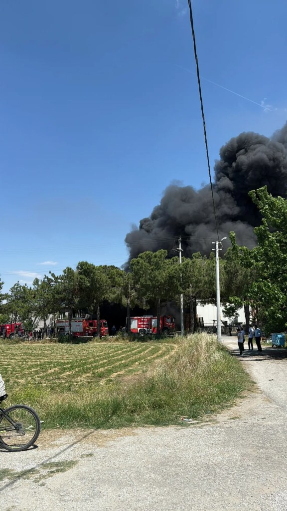 Denizli'de kauçuk fabrikasında yangın çıktı!