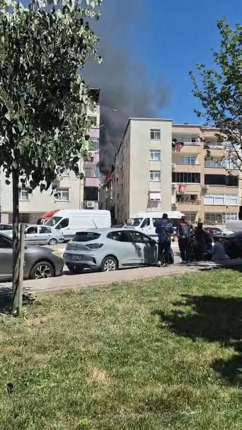 Pendik'te çatı yangını korkuttu!