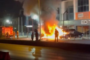 Bakırköy’de lüks otomobiller alevlere teslim oldu!
