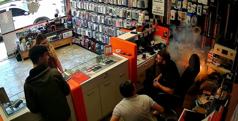 Tosya'da cep telefonu tamirinde yangın paniği!