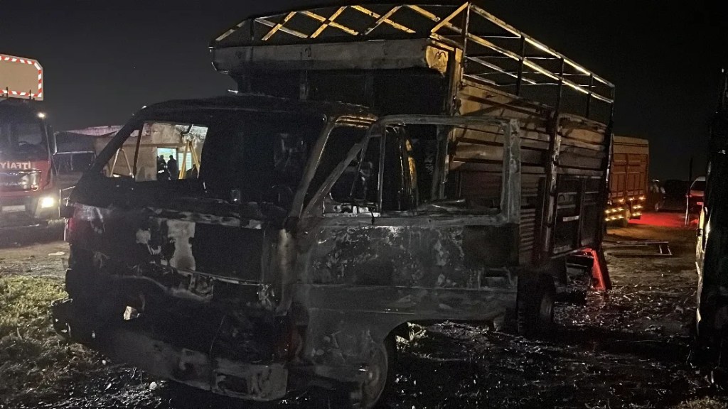 Kayseri'de İki Kamyon Kundaklandı!