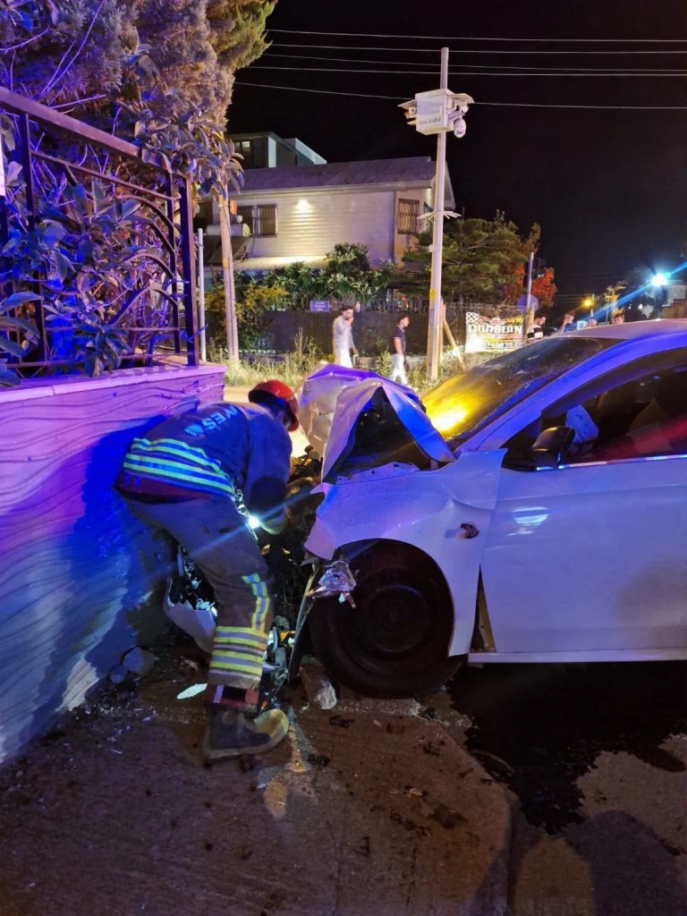 Hatay'da otomobil duvara çarptı!