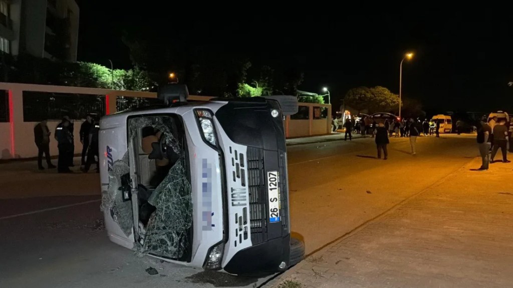 Eskişehir'de işçi servisi devrildi!