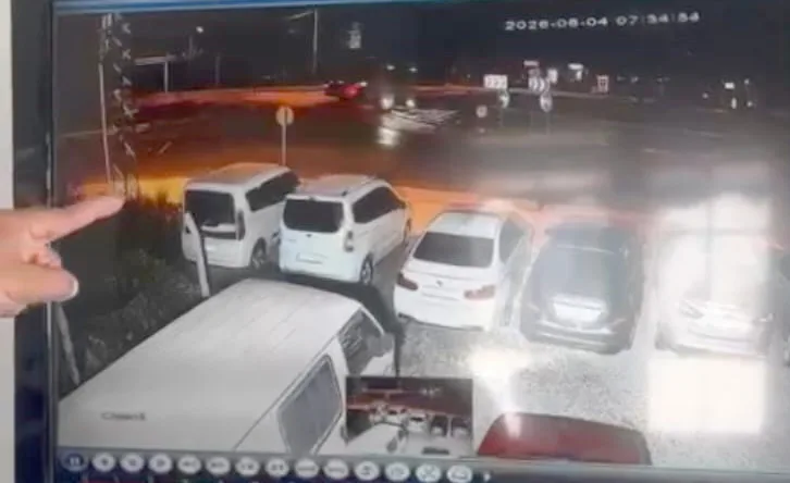 İslahiye'de TIR devrildi, arpa yola saçıldı!