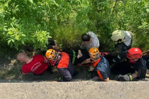 Başiskele’de otomobil uçuruma yuvarlandı!