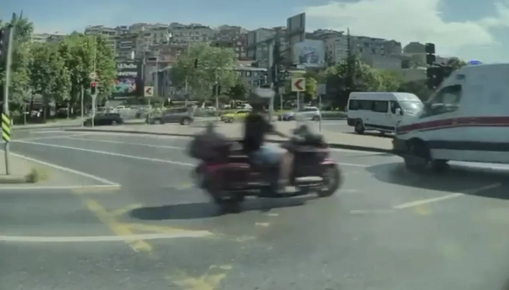 Kağıthane'de ambulans kazası: 4 yaralı!