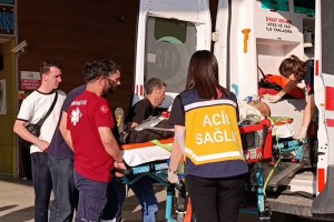 Kiraz Toplarken Ağaçtan Düşüp Yaralandı!