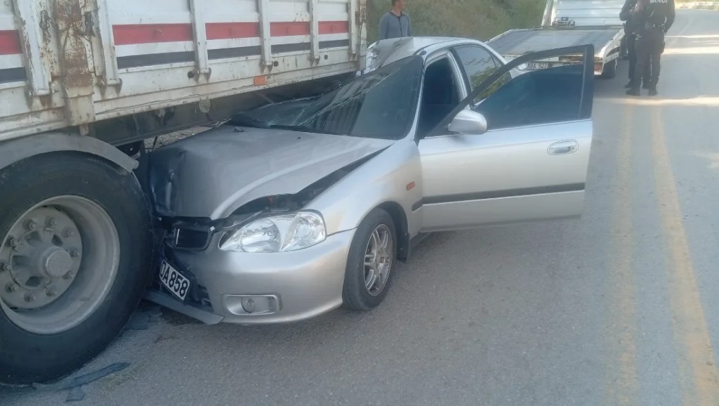 Beypazarı'nda otomobil TIR'a çarptı!