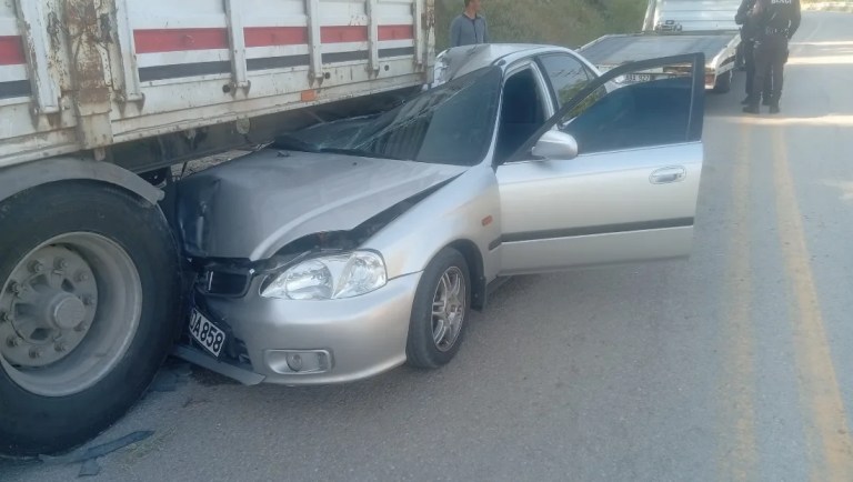 Beypazarı'nda otomobil TIR'a çarptı!