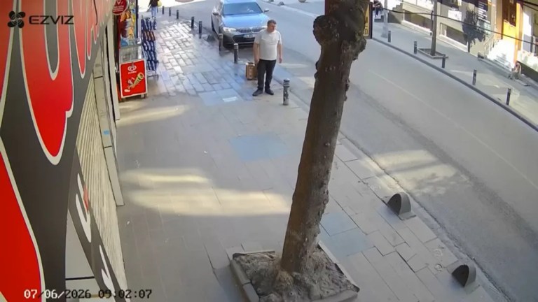 Küçükçekmece'de otomobil yayaya çarptı!