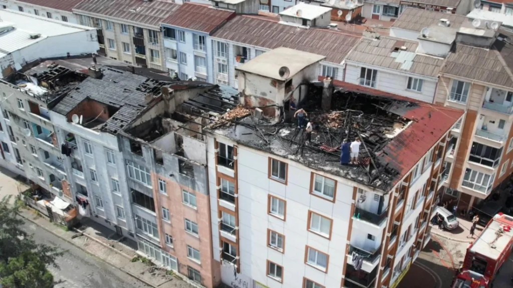 Esenyurt'ta çatı yangını paniğe neden oldu!