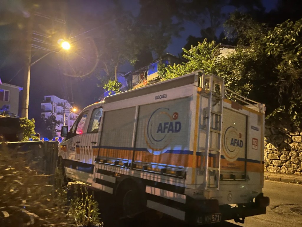 İzmit'te tavan sıvaları düştü, 5 kişi tahliye edildi!