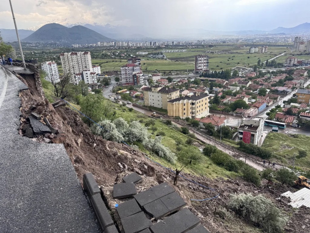 Kayseri'de istinat duvarı çöktü!