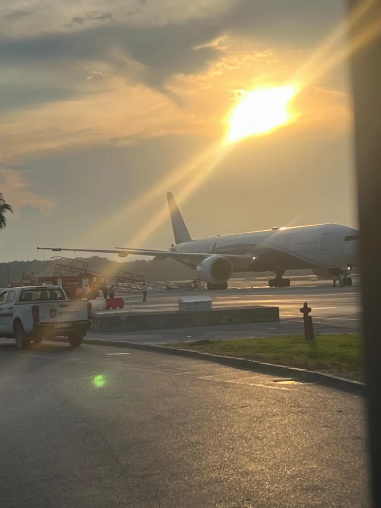 THY uçağı Antalya'da radar direğine çarptı!