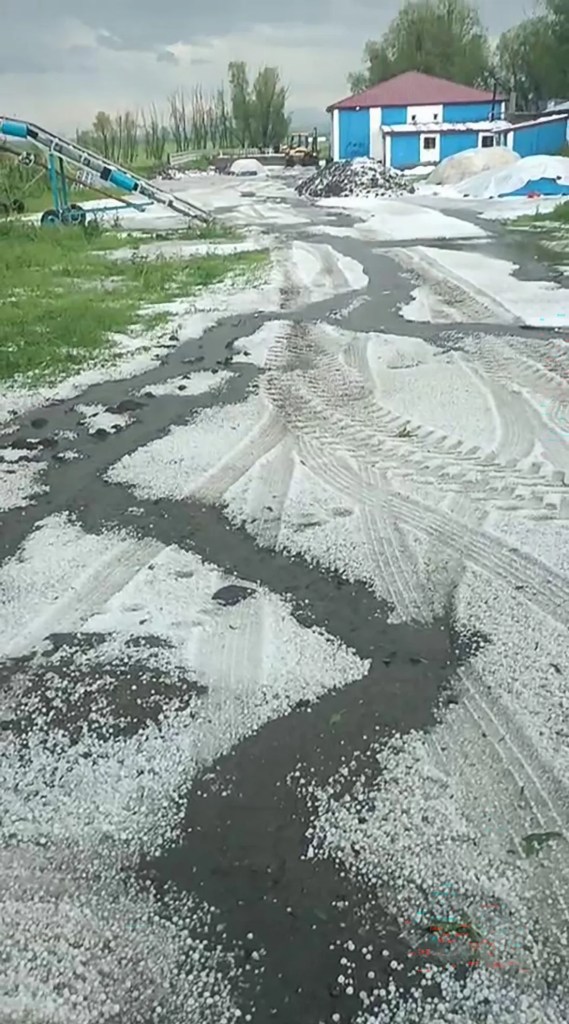 Kars'ta sağanak ve dolu sele neden oldu!