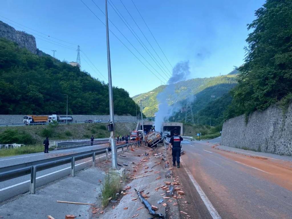 Trabzon'da kamyon kazası: Şoför hayatını kaybetti!