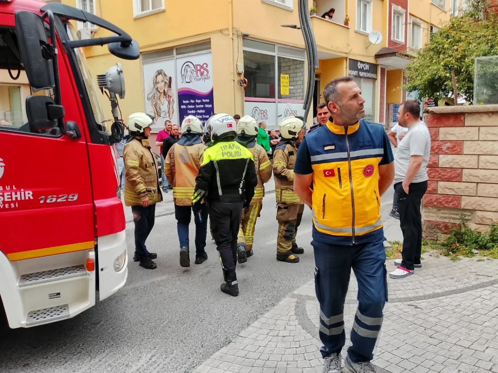 Silivri'de fırtına metruk binayı yıktı!