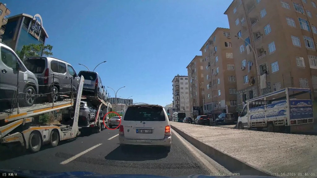 Diyarbakır'da TIR şoförü ani manevrayla kazayı önledi!