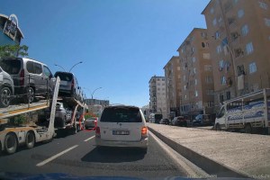 Diyarbakır’da TIR şoförü ani manevrayla kazayı önledi!