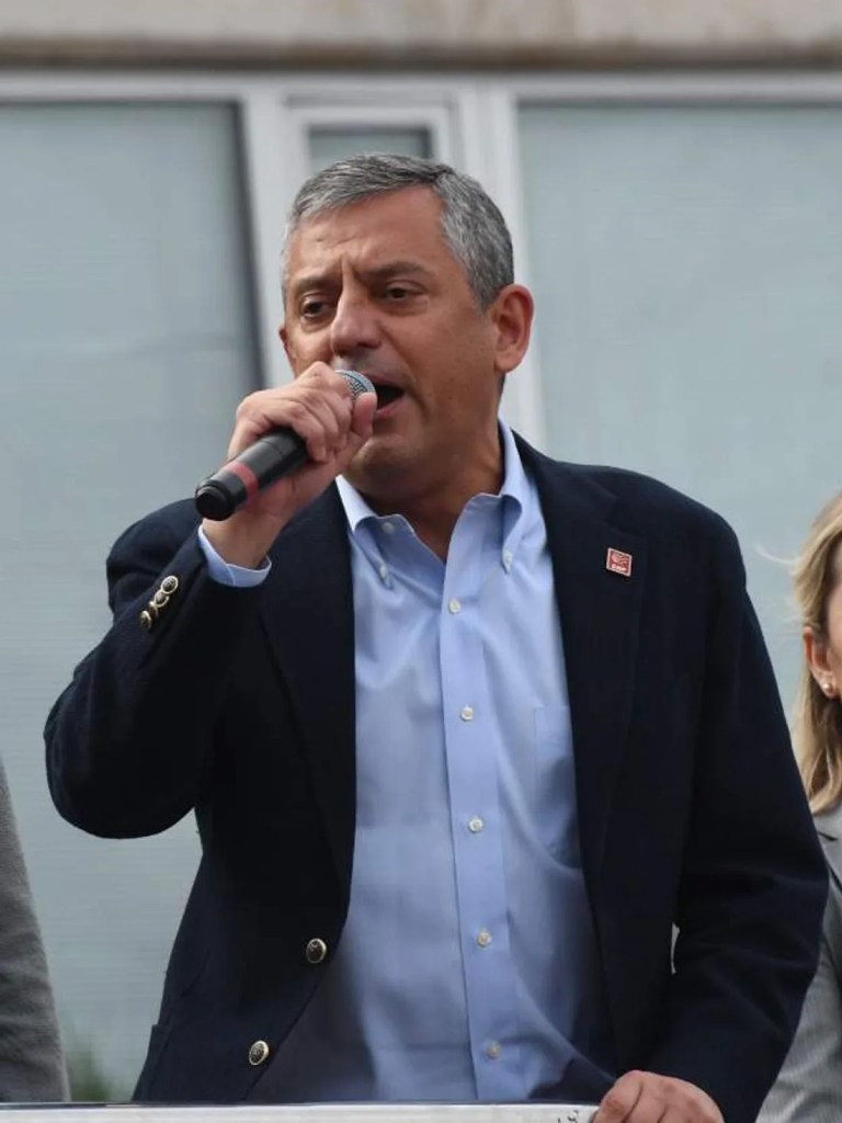 Özgür Özel: CHP Burada, Hiçbir Yere Gitmiyoruz!